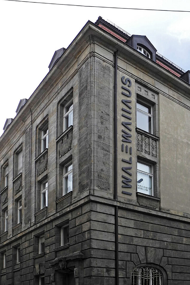iwalewahaus_haus_14_front-lettering_01